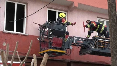 İtfaiye erleri yangında T&uuml;rk Bayraklarını zarar g&ouml;rmemesi i&ccedil;in topladı

