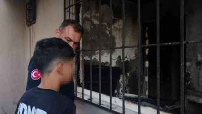 İtfaiye erleri yangından kurtulan &ccedil;ocuğu yalnız bırakmadı: "Allah &ccedil;ocuğumu korumuş"

