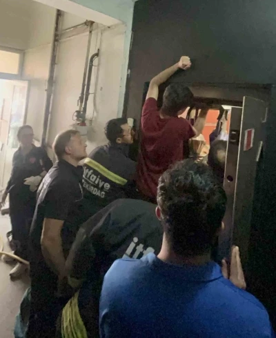 İtfaiye erlerinin en zor anı: G&ouml;zyaşları i&ccedil;inde haykıran gencin sıkışan kolunu sağ salim kurtardılar
