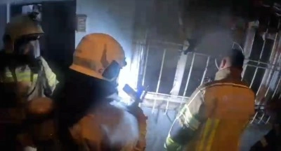 İtfaiye erlerinin yangını s&ouml;nd&uuml;rmek i&ccedil;in zamanla yarıştığı anlar kamerada