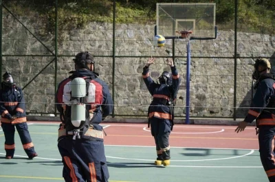 İtfaiye kostümüyle voleybol oynadılar, nefes kontrolü yaptılar
