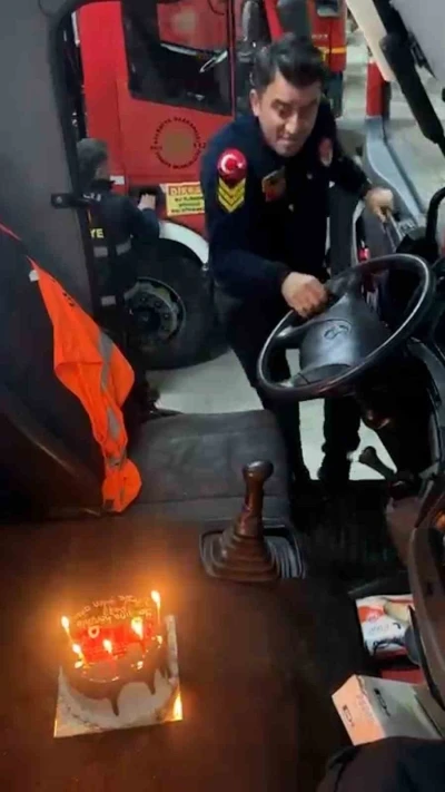 İtfaiye şof&ouml;r&uuml;ne y&uuml;rek hoplatan s&uuml;rpriz: "Anam anam benim ev"
