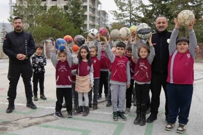 İtfaiyeden &ccedil;ocukları sevindiren m&uuml;dahale
