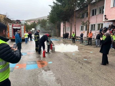İtfaiyeden &ouml;ğrencilere yangın eğitimi
