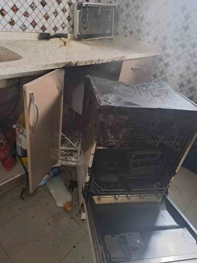 İtfaiyenin hızlı m&uuml;dahalesiyle alevler diğer odalara sı&ccedil;ramadan s&ouml;nd&uuml;r&uuml;ld&uuml;
