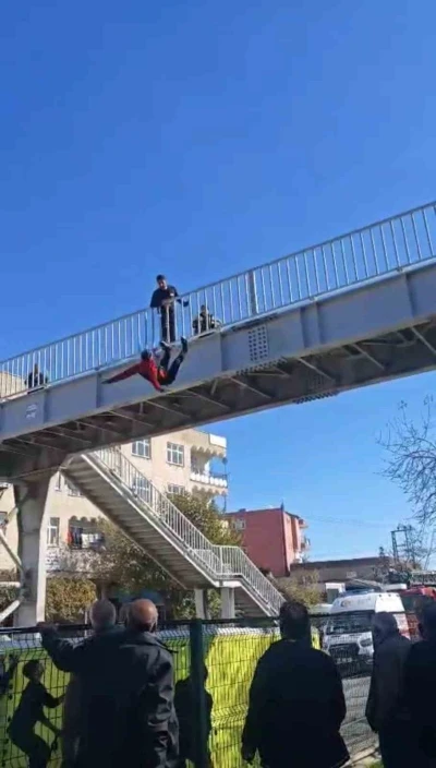 İtfaiyenin kurduğu havalı atlama minderi, hayatta tuttu
