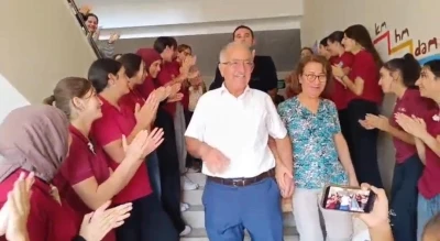 &lsquo;İyi ki gen&ccedil;lere hizmet etmişim&rsquo; diyen 42 yıllık &ouml;ğretmen, mesleğine &ouml;ğrencilerinin alkışları i&ccedil;erisinde veda etti
