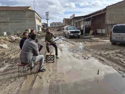 İzahı olmayan şeyin mizahı oldu, s&uuml;rekli g&ouml;le d&ouml;nen sokakta balık tutmaya başladılar
