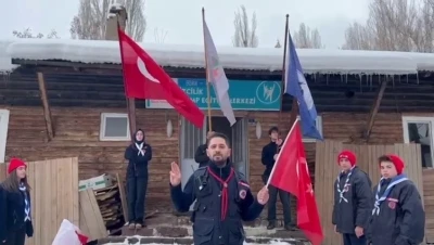 İzcilerden bayrak y&uuml;r&uuml;y&uuml;ş&uuml;
