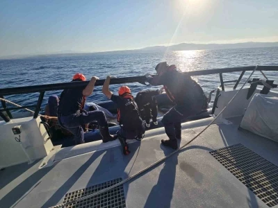 İzmir açıklarında 18 düzensiz göçmen yakalandı
