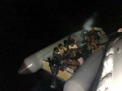 İzmir açıklarında 20 göçmen yakalandı
