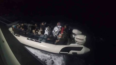İzmir a&ccedil;ıklarında 25 d&uuml;zensiz g&ouml;&ccedil;men yakalandı, 33 g&ouml;&ccedil;men kurtarıldı
