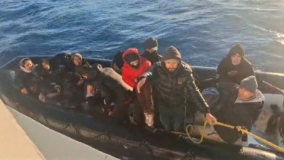 İzmir a&ccedil;ıklarında 28 d&uuml;zensiz g&ouml;&ccedil;men yakalandı, 39 g&ouml;&ccedil;men kurtarıldı
