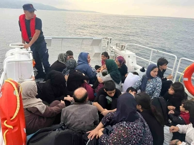 İzmir açıklarında 46’sı çocuk 81 düzensiz göçmen yakalandı
