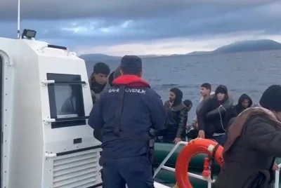 İzmir açıklarında 51 düzensiz göçmen yakalandı, 84 göçmen kurtarıldı
