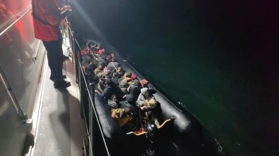 İzmir a&ccedil;ıklarında 59 d&uuml;zensiz g&ouml;&ccedil;men yakalandı
