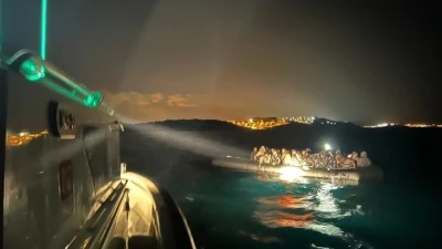 İzmir a&ccedil;ıklarında 68 d&uuml;zensiz g&ouml;&ccedil;men kurtarıldı
