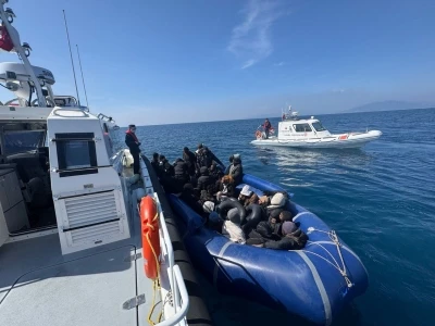 İzmir a&ccedil;ıklarında denizde s&uuml;r&uuml;klenen bottaki 30 g&ouml;&ccedil;men kurtarıldı

