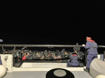 İzmir a&ccedil;ıklarında g&ouml;&ccedil;men mesaisi: 44 yakalama, 18 kurtarma
