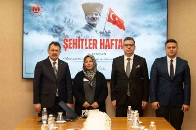 İzmir Adliyesi&rsquo;nde şehit yakınları unutulmadı

