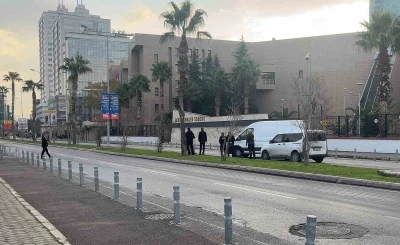 İzmir Adliyesi &ouml;n&uuml;nde ş&uuml;pheli paket paniği
