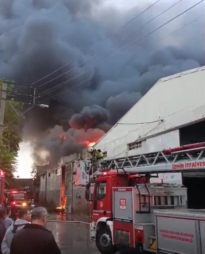 İzmir Bornova’da depo yangını
