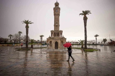 İzmir B&uuml;y&uuml;kşehir ekipleri sağanak nedeniyle seferber oldu
