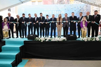 İzmir&rsquo;de 1 milyar lirayı aşan yatırımla 20 yeni okul eğitime a&ccedil;ıldı
