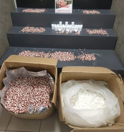 İzmir&rsquo;de 104 bin adet uyuşturucu hap ele ge&ccedil;irildi
