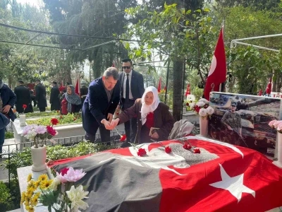 İzmir&rsquo;de 18 Mart &Ccedil;anakkale Deniz Zaferi&rsquo;nin 111. yıl d&ouml;n&uuml;m&uuml;nde şehitler anıldı
