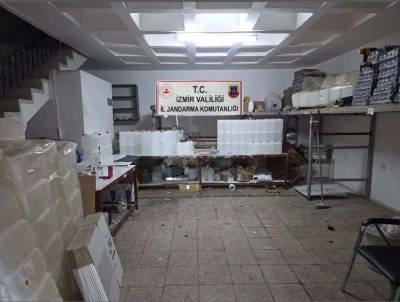 İzmir&rsquo;de 2.5 milyon TL&rsquo;lik ka&ccedil;ak alkol ve t&uuml;t&uuml;n operasyonu: 14 ş&uuml;pheliye işlem
