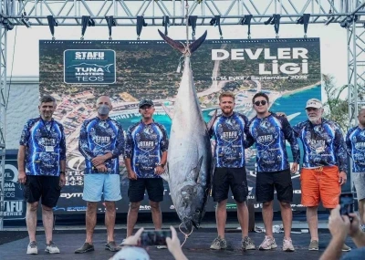 İzmir’de 2.5 saat mücadeleyle 185 kiloluk dev orkinos yakalandı
