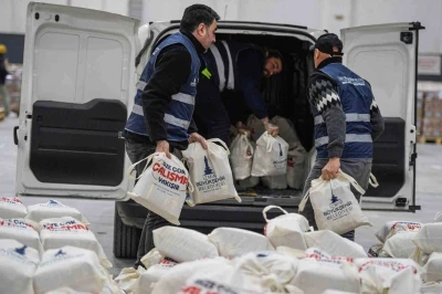 İzmir&rsquo;de 24 bin haneye kahvaltı paketi dağıtımı başladı
