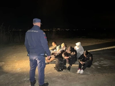 İzmir&rsquo;de 30 d&uuml;zensiz g&ouml;&ccedil;men yakalandı

