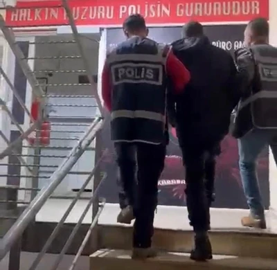 İzmir&rsquo;de 31 yıl hapisle aranan h&uuml;k&uuml;ml&uuml; hurda aracın bagajında yakalandı
