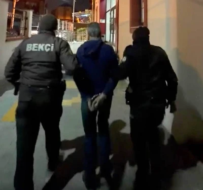 İzmir&rsquo;de 33 dosyadan aranan h&uuml;k&uuml;ml&uuml; yakalandı
