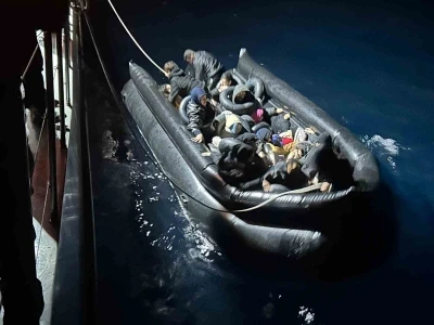 İzmir&rsquo;de 33 g&ouml;&ccedil;men kurtarıldı, 17 g&ouml;&ccedil;men yakalandı
