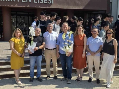 İzmir&rsquo;de 34 yıllık &ouml;ğretmene duygusal veda
