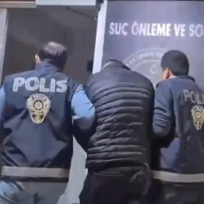 İzmir&rsquo;de 50 yıl hapis cezasıyla aranan ş&uuml;pheli gardıropta yakalandı
