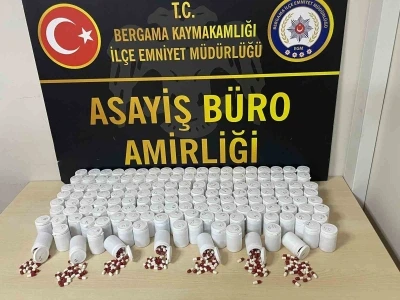 İzmir&rsquo;de 8 bin adet uyuşturucu hapla yakalanan ş&uuml;pheli tutuklandı
