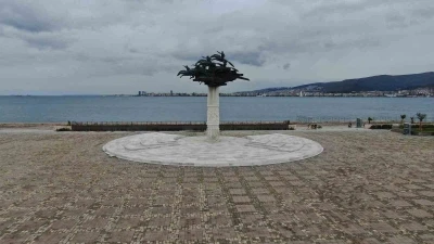 İzmir&rsquo;de bayram tatili sessizliği G&uuml;ndoğdu Meydanı&rsquo;na yansıdı
