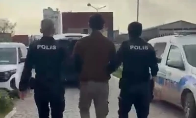 İzmir&rsquo;de bek&ccedil;ilere ateş a&ccedil;an ve kamu g&ouml;revlisini &ouml;ld&uuml;ren firari yakalandı
