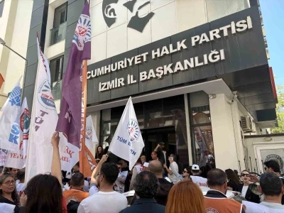 İzmir&rsquo;de belediye memurları CHP&rsquo;nin kapısına dayandı
