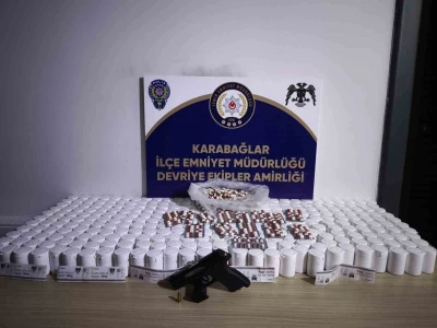 İzmir&rsquo;de binlerce uyuşturucu hap ele ge&ccedil;irildi
