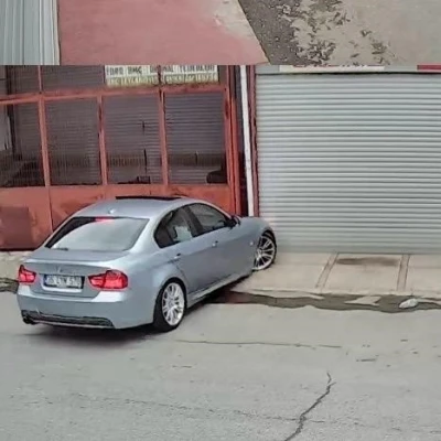 İzmir&rsquo;de bir s&uuml;r&uuml;c&uuml; drift atarken kaza yaptı
