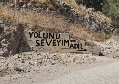 İzmir&rsquo;de bozuk yol isyan ettirdi, vatandaş &ccedil;ileyi duvarlara yazdı
