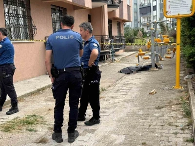 İzmir&rsquo;de cam silerken 4. kattan d&uuml;şen adam hayatını kaybetti
