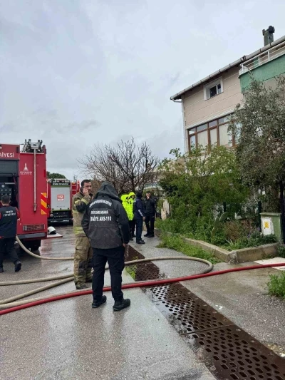 İzmir&rsquo;de &ccedil;ıkan ev yangınında bir kişi hayatını kaybetti
