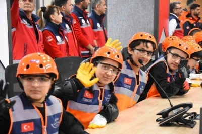 İzmir&rsquo;de &ccedil;ocuklar 23 Nisan etkinliklerinde kriz y&ouml;netiminin başına ge&ccedil;ti
