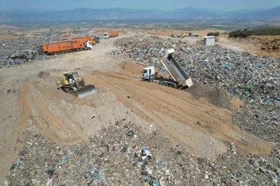 İzmir’de çöp krizi zirvede: Jandarmadan suçüstü operasyonu
